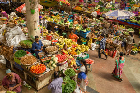 159001121-kleurrijke-indiase-voedselmarkt-met-fruit-en-groenten-in-panaji-indi
