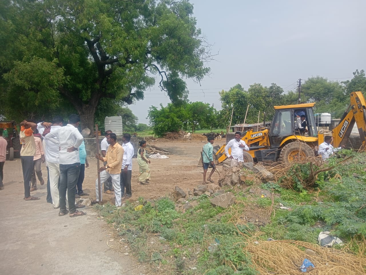 Atpadi-The-work-of-model-school-in-Galvewadi-is-going-on-under-police-security