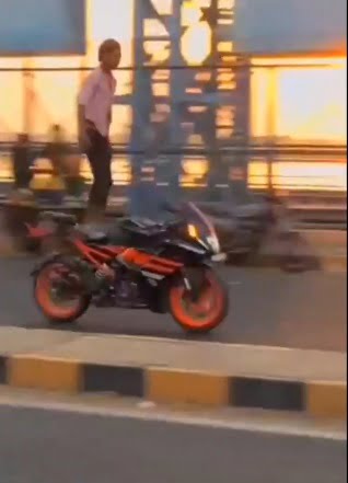 बाईक स्टंट