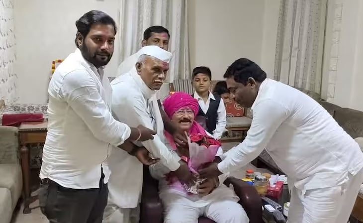 विजयसिंह मोहिते पाटील यांना गुलाल लावताना