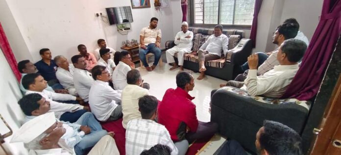 : विटा : ब्रम्हानंद पडळकर यांनी विसापूर सर्कल येथील विविध गावांना भेटी देत नागरिकांच्या समस्या जाणून घेतल्या. यावेल्ली उपस्थित नागरिक : विटा : ब्रम्हानंद पडळकर यांनी विसापूर सर्कल येथील विविध गावांना भेटी देत नागरिकांच्या समस्या जाणून घेतल्या. यावेल्ली उपस्थित नागरिक