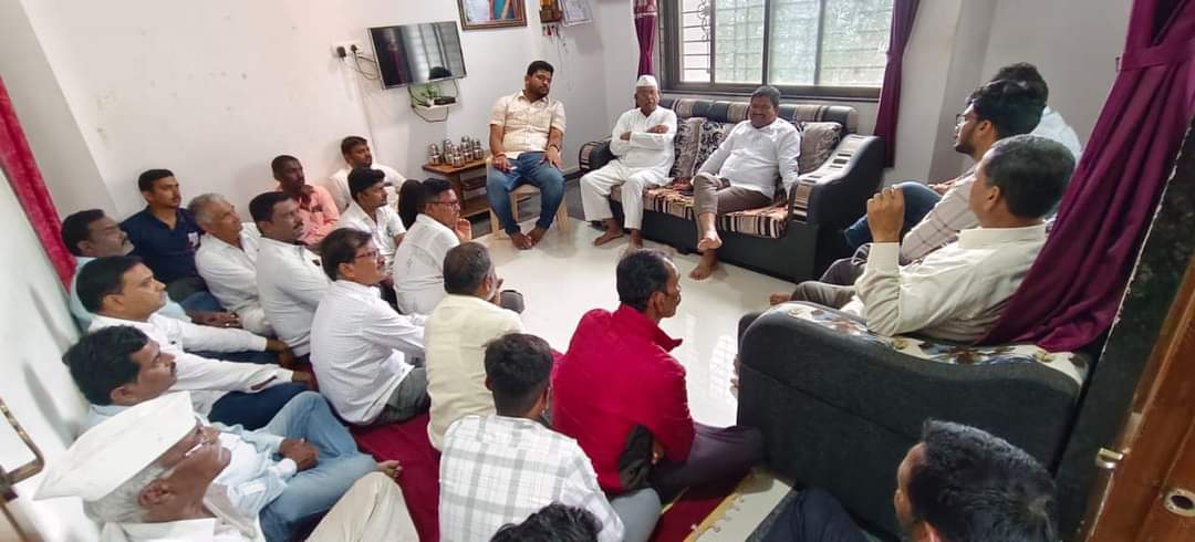 : विटा : ब्रम्हानंद पडळकर यांनी विसापूर सर्कल येथील विविध गावांना भेटी देत नागरिकांच्या समस्या जाणून घेतल्या. यावेल्ली उपस्थित नागरिक