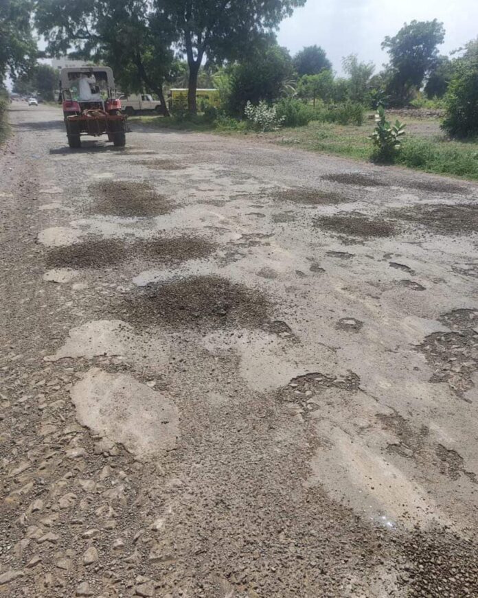 Stop-road-for-road-repair-in-Atpadi-today