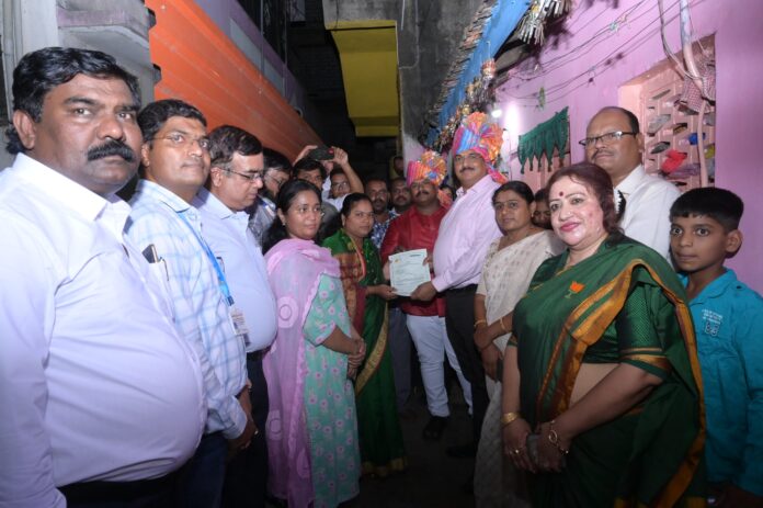 मा. जिल्हाधिकारी अशोक काकडे यांनी गृहभेटीद्वारे केले प्रातिनिधिक दाखले वितरण (2)