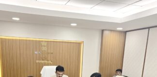 फोटो मुंबई : मंत्रालय येथे आटपाडी सूतगिरणी बाबत वस्त्रोद्योग मंत्री संजय सावकारे यांच्या उपस्थित बैठक पार पडली. बैठकीला उपस्थित आमदार गोपीचंद पडळकर, महादेव पाटील व वस्त्रोद्योग विभागाचे अधिकारी