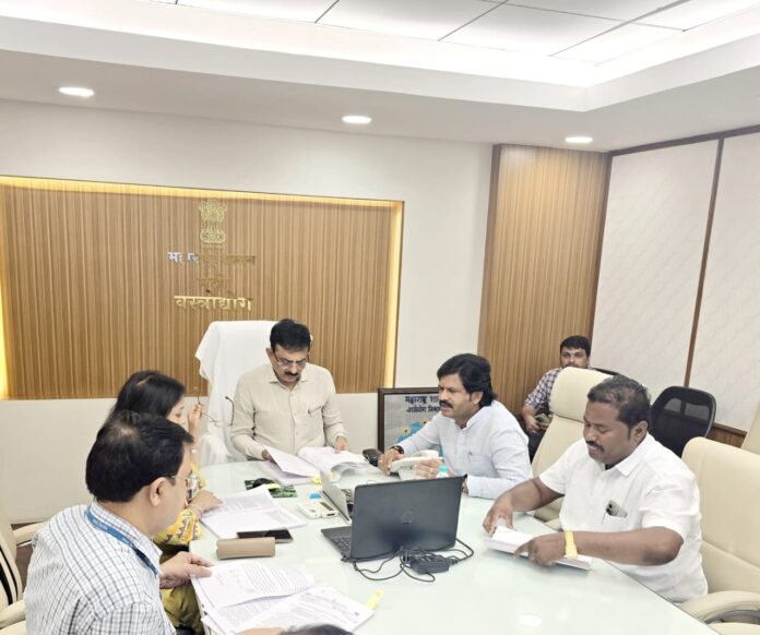 आटपाडी सूतगिरणी गैरव्यवहार प्रकरणी मंत्रालयात उच्चस्तरीय बैठक फोटो मुंबई : मंत्रालय येथे आटपाडी सूतगिरणी बाबत वस्त्रोद्योग मंत्री संजय सावकारे यांच्या उपस्थित बैठक पार पडली. बैठकीला उपस्थित आमदार गोपीचंद पडळकर, महादेव पाटील व वस्त्रोद्योग विभागाचे अधिकारी