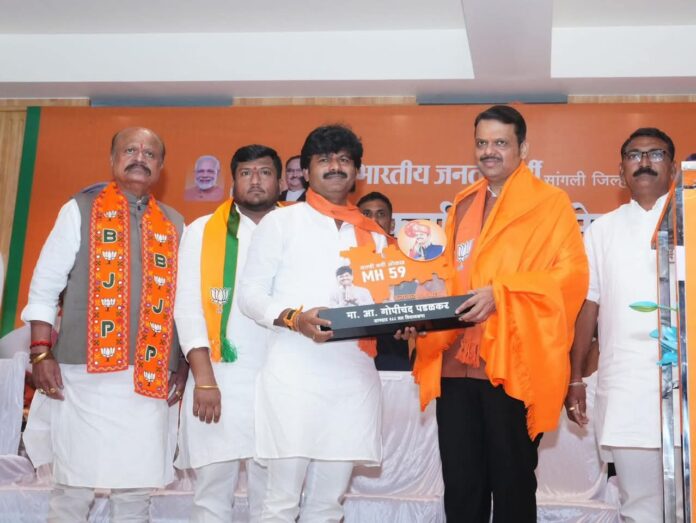 आमदार गोपीचंद पडळकर यांनी मुख्यमंत्री देवेंद्र फडणवीस यांचा ‘MH-59’ शिल्ड देऊन सत्कार केला