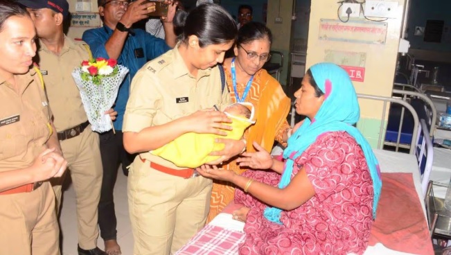 बाळाला आईच्या ताब्यात देताना