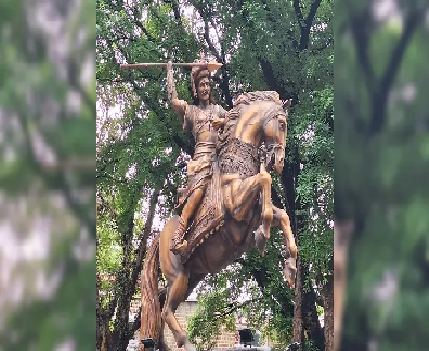 थोरल्या बाजीरावांचा भव्य अश्वारूढ पुतळा