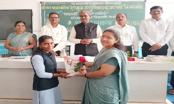 बी.ए. भाग प्रथम वर्षच्या विद्यार्थ्यांचे स्वागत करताना