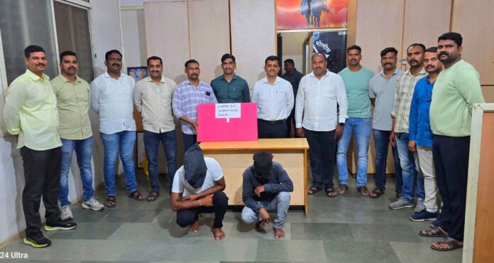 महिलेच्या गळ्यातील सोनसाखळी हिसकावणारे दोघे अटकेत