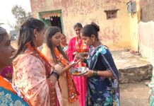 फोटो आटपाडी : कुरुंदवाडी येथे प्रचार करताना महिलांशी संवाद साधताना ॲड. विद्याताई मोटे