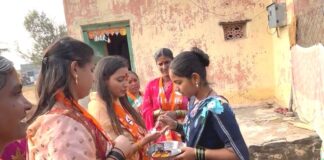 फोटो आटपाडी : कुरुंदवाडी येथे प्रचार करताना महिलांशी संवाद साधताना ॲड. विद्याताई मोटे