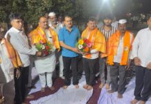 फोटो : दिघंची : तानाजीराव पाटील व उमेदवार पृथ्वीराज पाटील यांचा सत्कार करताना डॉ. उन्मेष देशमुख व ॲड. विलासराव देशमुख