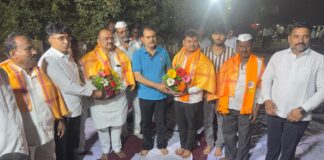 फोटो : दिघंची : तानाजीराव पाटील व उमेदवार पृथ्वीराज पाटील यांचा सत्कार करताना डॉ. उन्मेष देशमुख व ॲड. विलासराव देशमुख