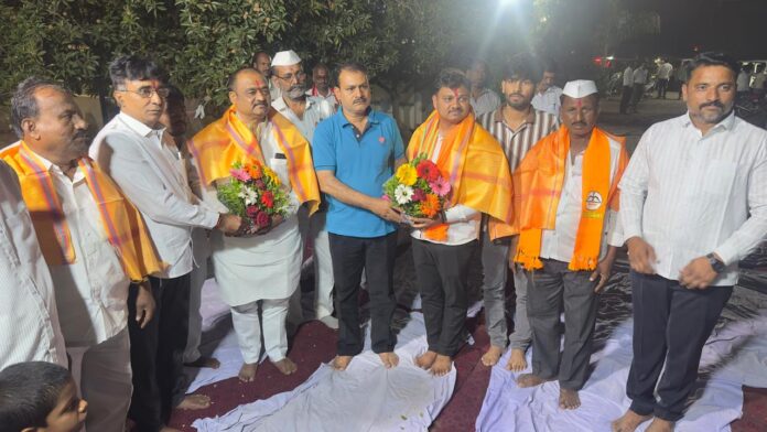 फोटो : दिघंची : तानाजीराव पाटील व उमेदवार पृथ्वीराज पाटील यांचा सत्कार करताना डॉ. उन्मेष देशमुख व ॲड. विलासराव देशमुख